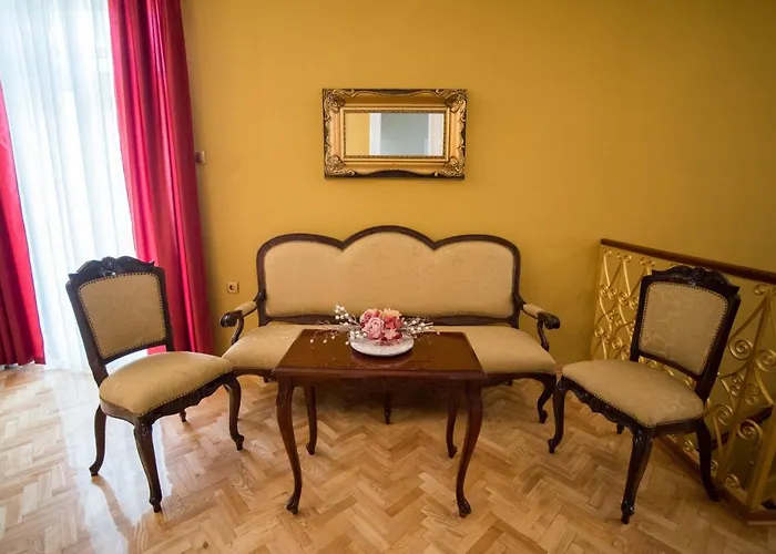 Center Deluxe Garni Hotel