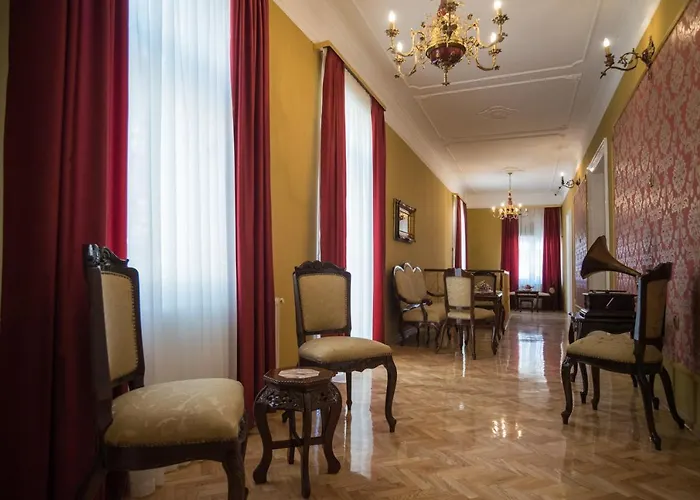 Center Deluxe Garni Hotel