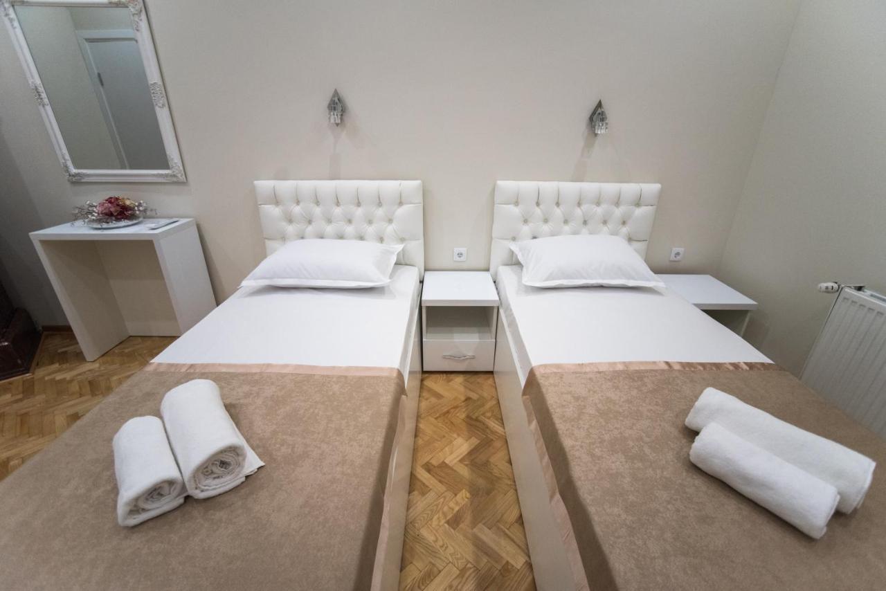 Нощувка със закуска (B & B) Center Deluxe Garni Ni